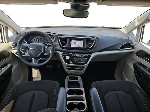 Used 2023 Chrysler Voyager LX FWD image 9