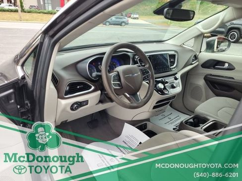 Used 2020 Chrysler Pacifica Touring w/ Advanced Safetytec Group FWD image 10