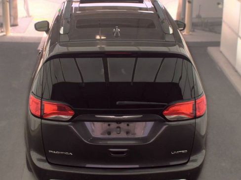 Used 2017 Chrysler Pacifica Limited FWD image 10