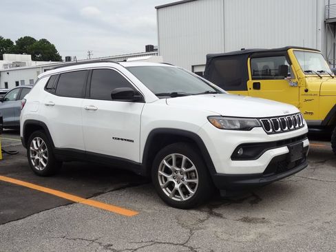 Used 2023 Jeep Compass Latitude w/ Sun and Sound Group AWD/4WD image 2