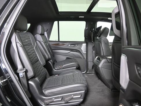 Used 2023 Cadillac Escalade Sport Platinum AWD/4WD image 16