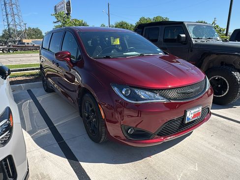 Certified 2020 Chrysler Pacifica Touring w/ S Appearance Package FWD image 3