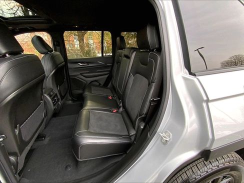 Certified 2025 Jeep Grand Cherokee Altitude image 15