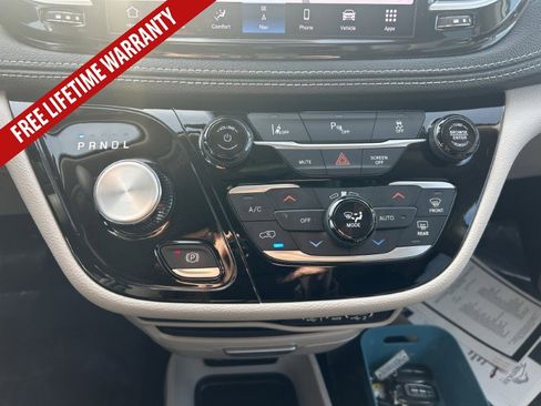 Used 2024 Chrysler Pacifica Limited FWD image 26