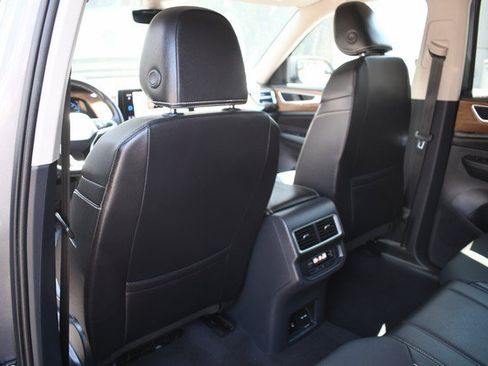 Used 2025 Volkswagen Atlas SE AWD/4WD image 21