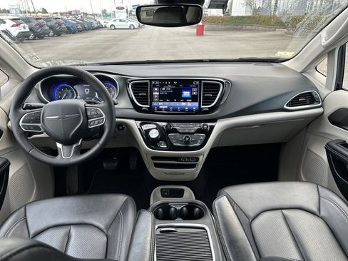 Used 2024 Chrysler Pacifica Touring-L image 5