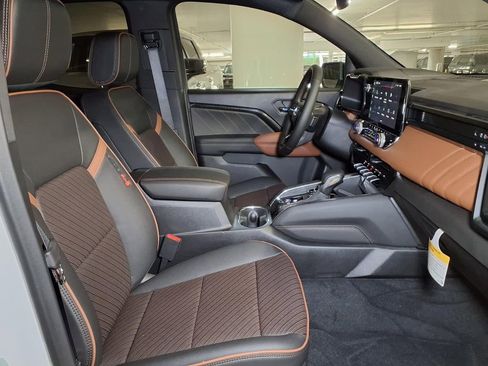 New 2026 GMC Canyon AT4 w/ AT4 Premium Package AWD/4WD image 6