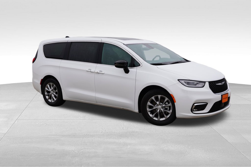 Certified 2026 Chrysler Pacifica Limited FWD image 2