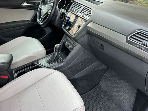 Used 2018 Volkswagen Tiguan SE image 18