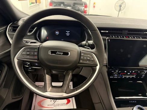 New 2025 Jeep Grand Cherokee Limited w/ Luxury Tech Group II image 17