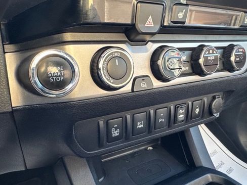 Used 2017 Toyota Tacoma Limited image 21