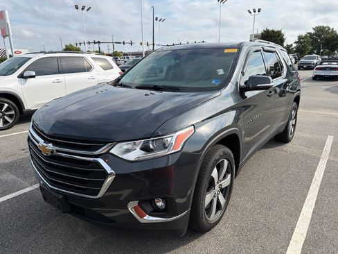 Used 2019 Chevrolet Traverse LT w/ LT Premium Package FWD image 2