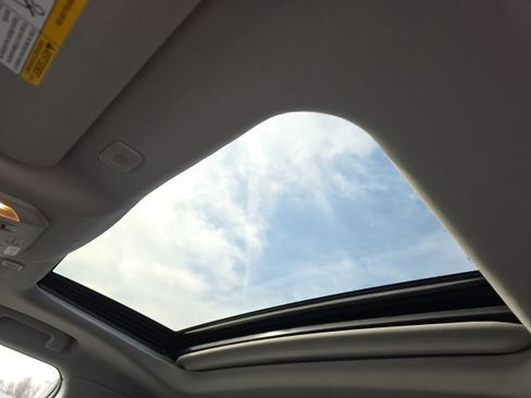 Used 2023 Toyota Highlander XLE image 2