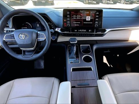 Used 2022 Toyota Sienna XLE image 15