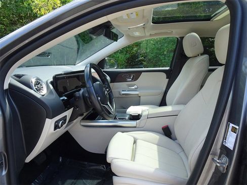 Used 2023 Mercedes-Benz GLA 250 4MATIC image 9