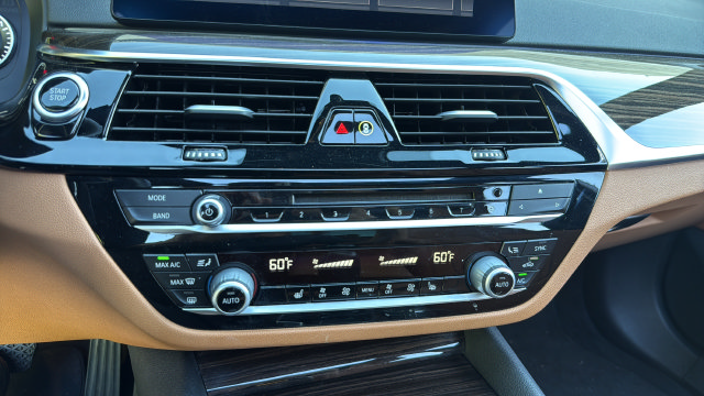 Used 2019 BMW 530e w/ Convenience Package RWD image 23