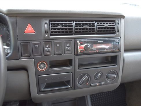 Used 2002 Volkswagen Eurovan MV FWD image 16