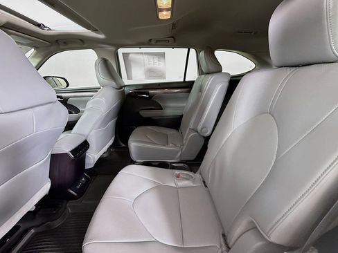 Certified 2025 Toyota Highlander Limited image 28