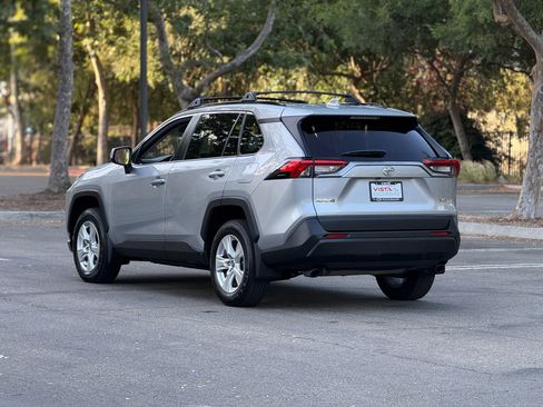 Used 2021 Toyota RAV4 XLE w/ Convenience Package FWD image 5