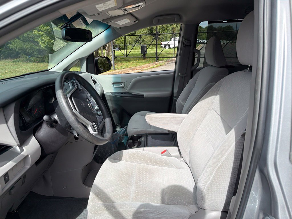 Used 2017 Toyota Sienna LE FWD image 18
