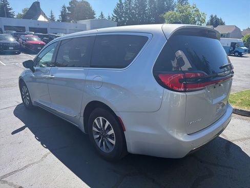 Used 2023 Chrysler Pacifica Limited FWD image 5