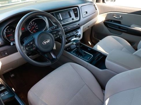Used 2018 Kia Sedona L image 4