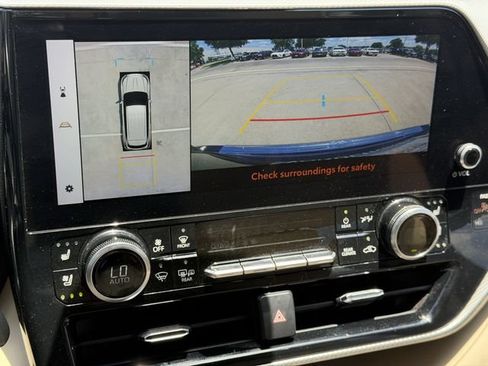 Used 2024 Toyota Highlander Platinum FWD image 17