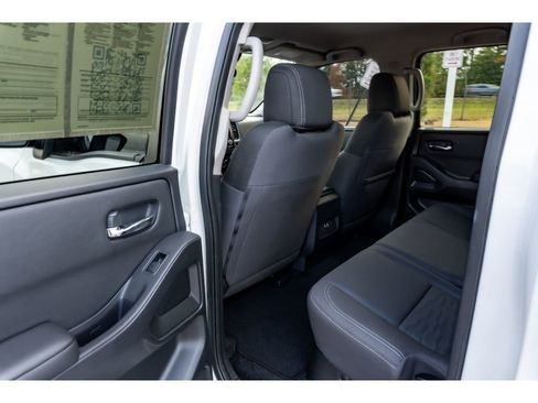 Used 2023 Nissan Frontier SV image 12