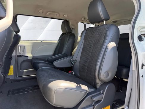 Used 2012 Toyota Sienna SE FWD image 11