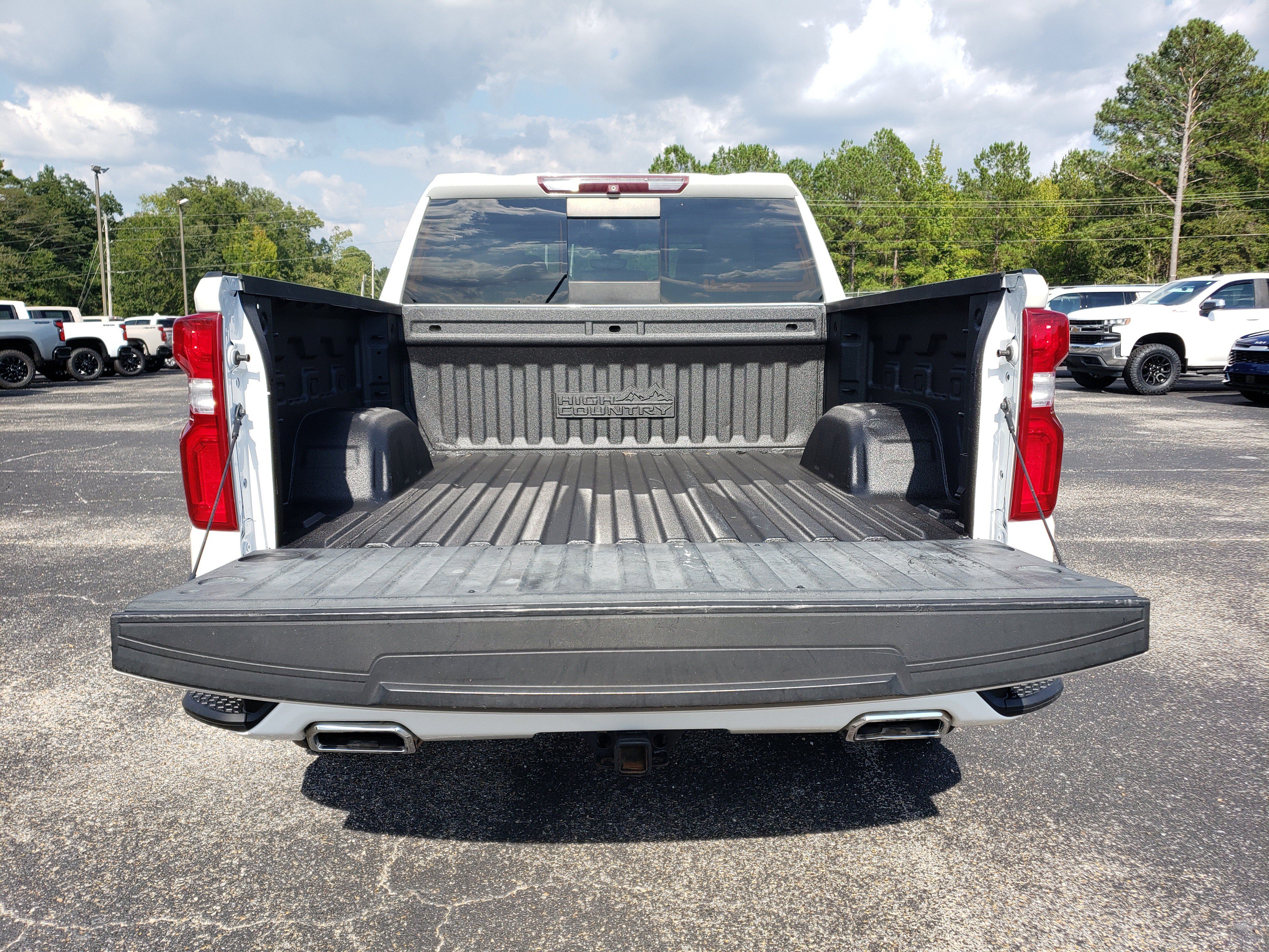 Used 2019 Chevrolet Silverado 1500 High Country w/ Technology Package AWD/4WD image 9