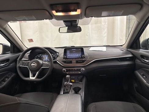Used 2025 Nissan Altima 2.5 SV FWD image 13