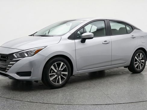 Used 2025 Nissan Versa SV image 2