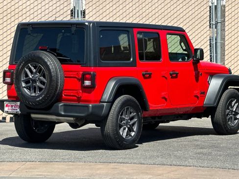 Used 2025 Jeep Wrangler Unlimited Sport AWD/4WD image 4