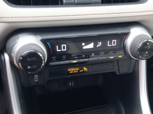 Used 2019 Toyota RAV4 XLE Premium FWD image 25
