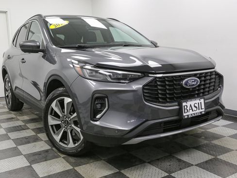 Used 2023 Ford Escape Platinum image 2