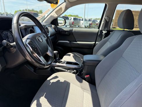 Used 2020 Toyota Tacoma SR5 RWD image 18