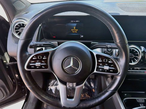 Used 2023 Mercedes-Benz GLB 250 4MATIC w/ Premium Package image 18