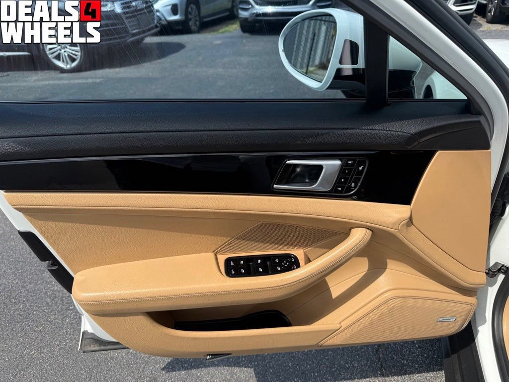 Used 2018 Porsche Panamera RWD image 11
