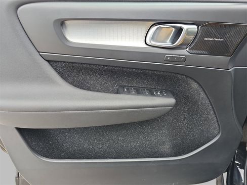 Used 2019 Volvo XC40 T5 Momentum image 28