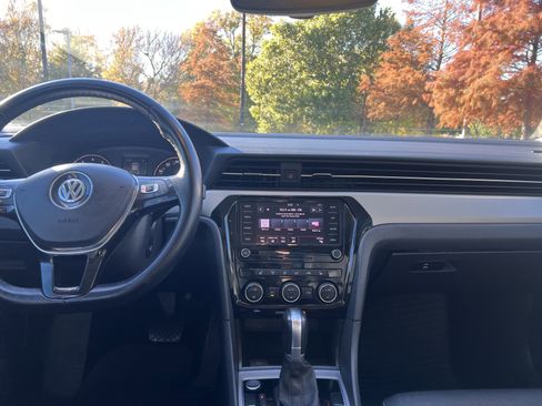 Used 2020 Volkswagen Passat 2.0T SE image 27