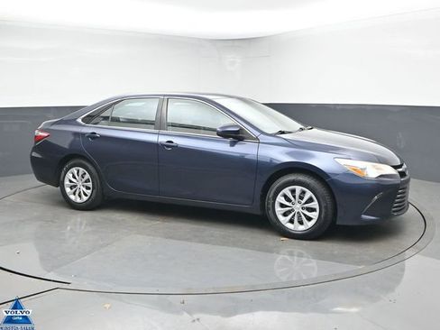 Used 2016 Toyota Camry LE image 1