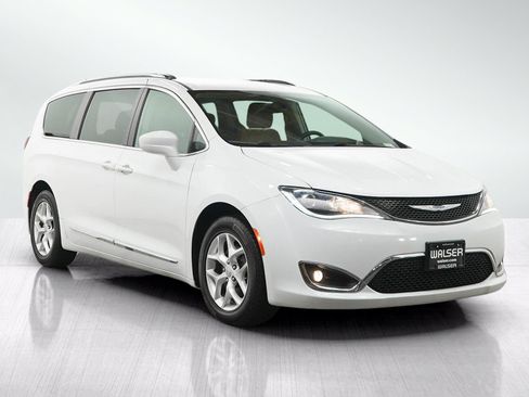 Used 2018 Chrysler Pacifica Touring-L w/ Tire & Wheel Group FWD image 7