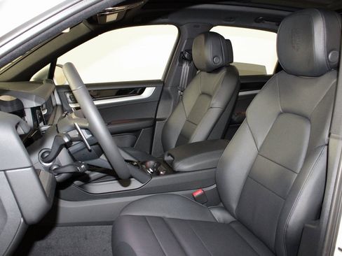 Used 2025 Porsche Cayenne image 5