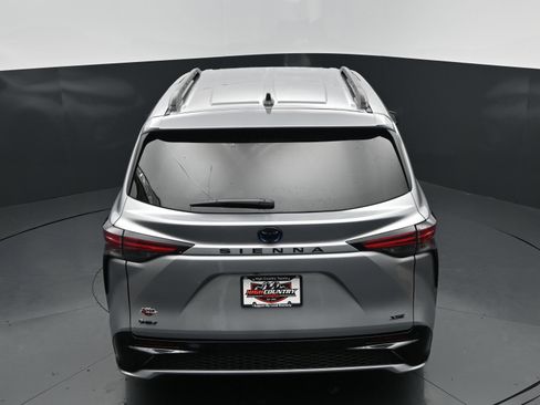 Used 2025 Toyota Sienna XSE w/ XSE Plus Package FWD image 32