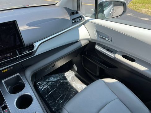 Used 2025 Toyota Sienna XLE FWD image 30