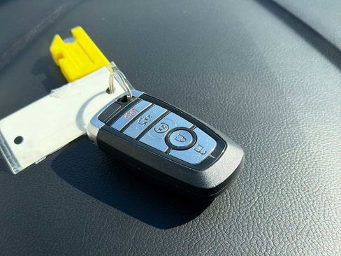 Used 2017 Ford Fusion SE w/ Fusion SE Technology Package image 29