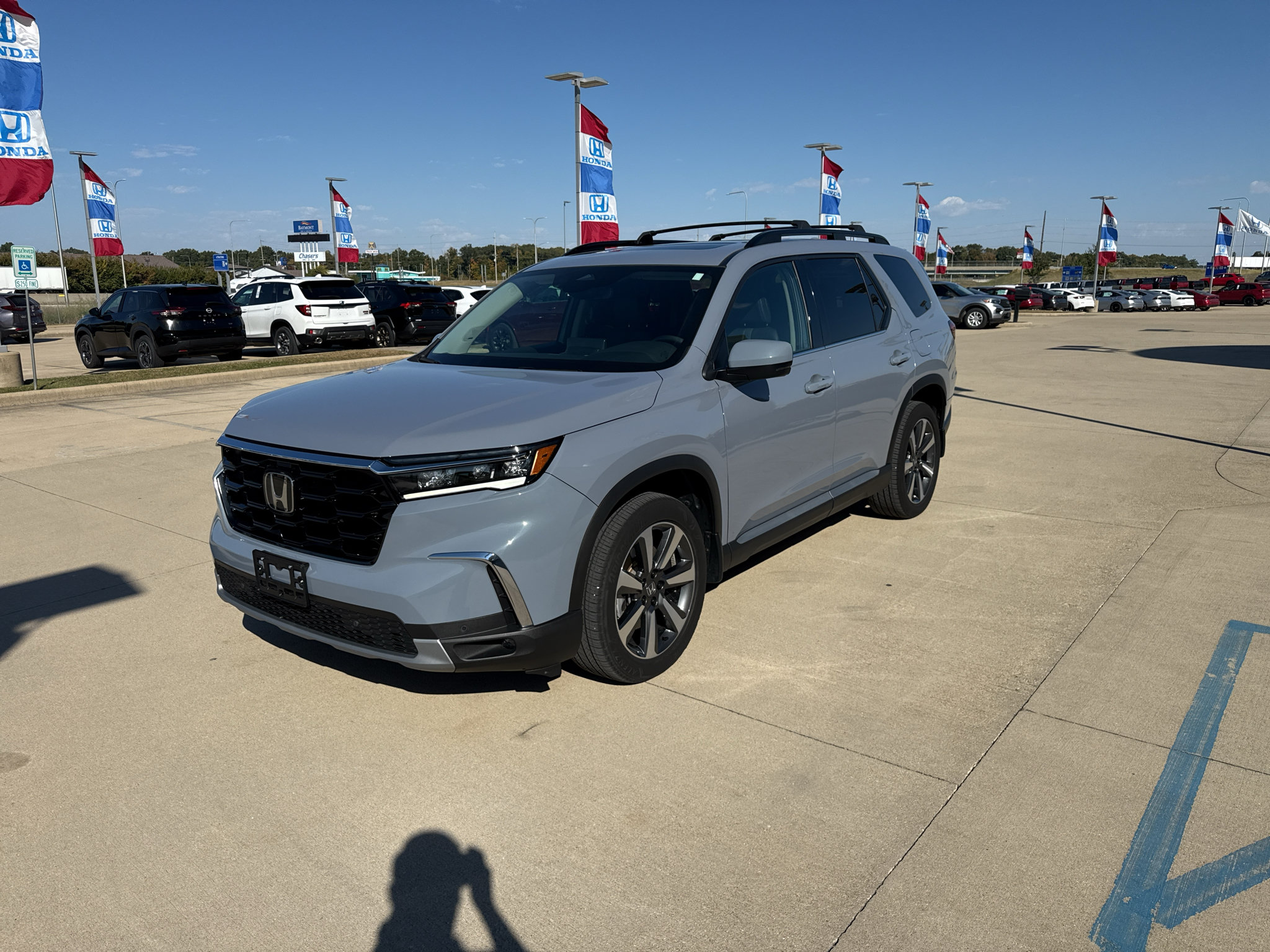 Used 2025 Honda Pilot Touring image 1