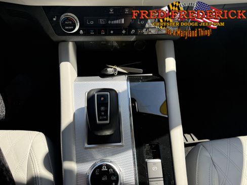 Used 2024 Mitsubishi Outlander SEL AWD/4WD image 14