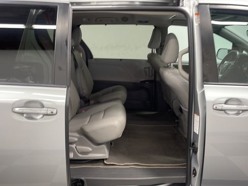 Used 2020 Toyota Sienna XLE FWD image 19