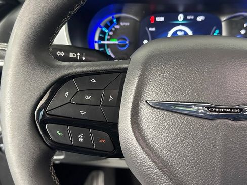 Certified 2024 Chrysler Pacifica Limited FWD image 12